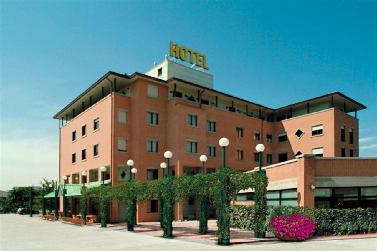 Leonardo Hotel Парма Екстериор снимка