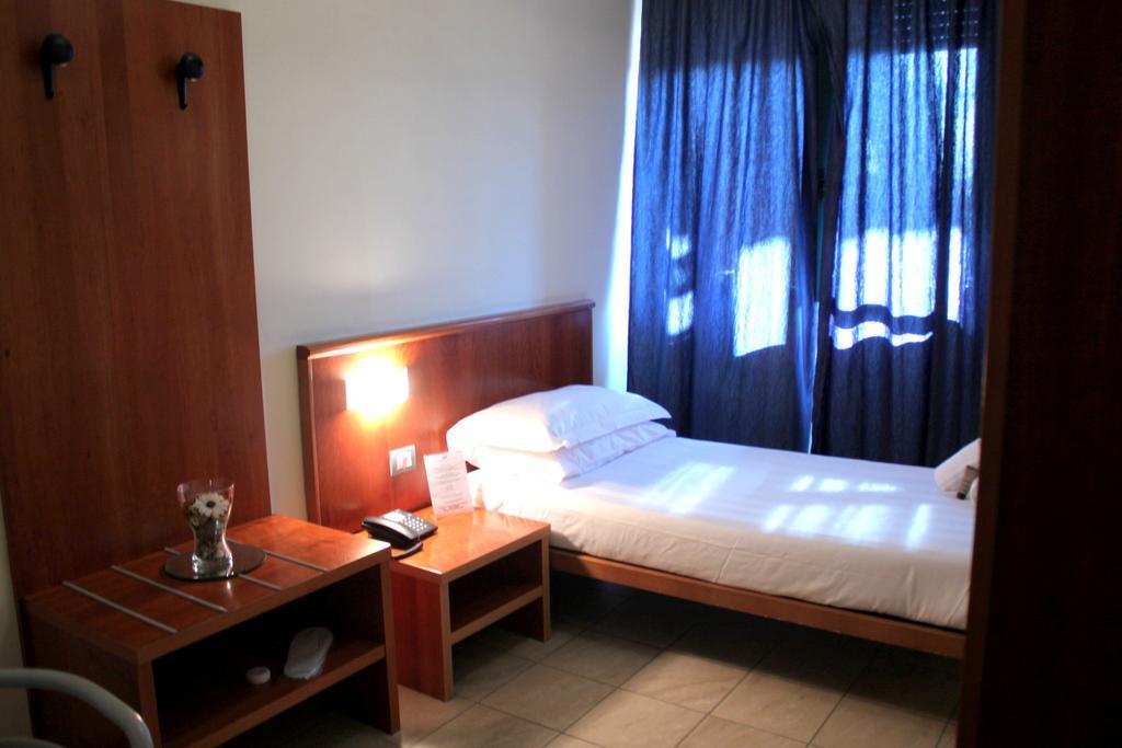 Leonardo Hotel Парма Екстериор снимка